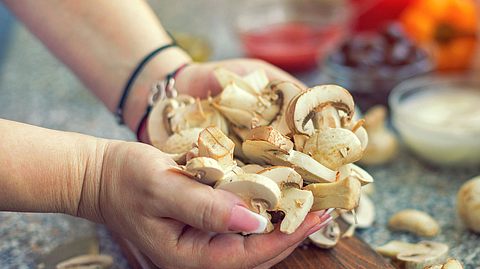 Wer Pilze richtig zubereiten will, sollte einiges beachten. - Foto: kajakiki / iStock