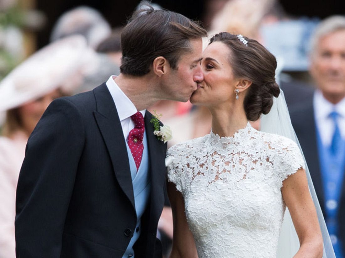 Pippas Hochzeit: Süßer Kuss mit Gatte James. Pippas Hochzeit: Süßer Kuss mit Gatte James.