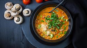 Ein Teller mit Pizzasuppe. - Foto: brebca / iStock