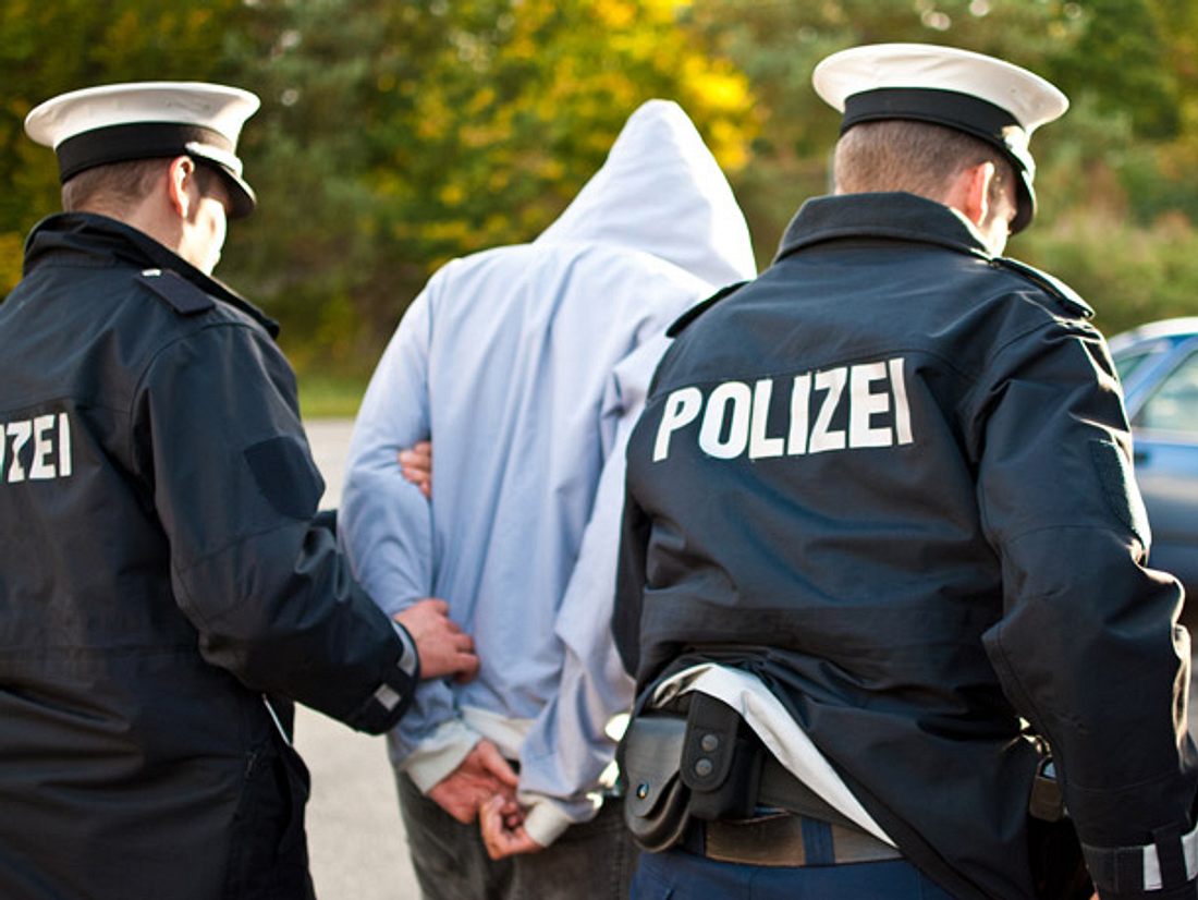 Wenn Ihnen etwas verdächtig vorkommt, rufen Sie die Polizei. Nur so können
Betrüger geschnappt werden. Polizei schnappt Betrueger