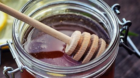 Wie wirksam ist Honig bei einer Pollenallergie?  - Foto: alexkich / iStock