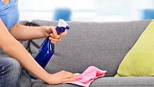 Polster reinigen: Mit Hausmitteln gegen Flecken und Gerüche - Foto: Ljupco / iStock