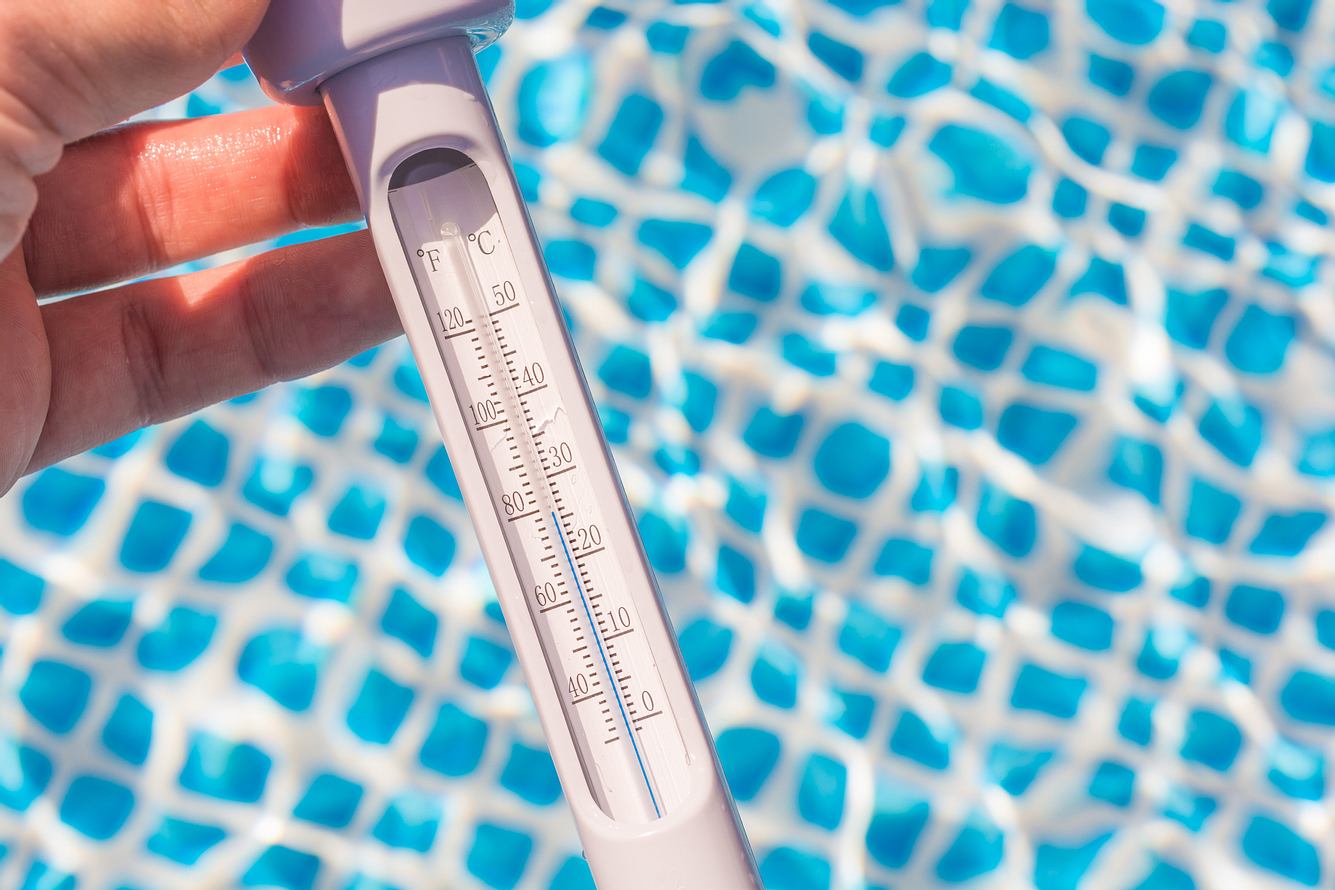 Wassertemperatur wird mit einem Pool Thermometer gemessen.