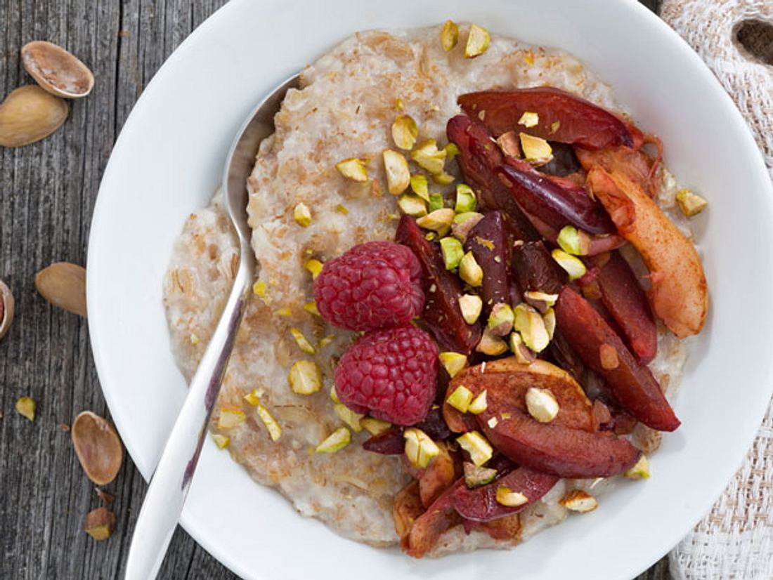Porridge-Rezept mit Pflaumen und Pistazien