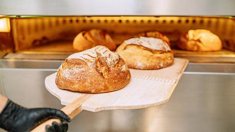 Brot vom Bäcker könnte teurer werden.  - Foto: koldo studio / iStock