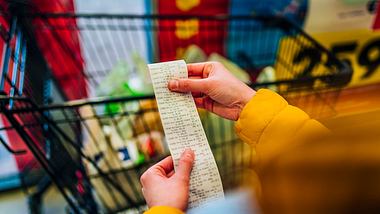Preise im Supermarkt steigen an.  - Foto: LordHenriVoton / iStock