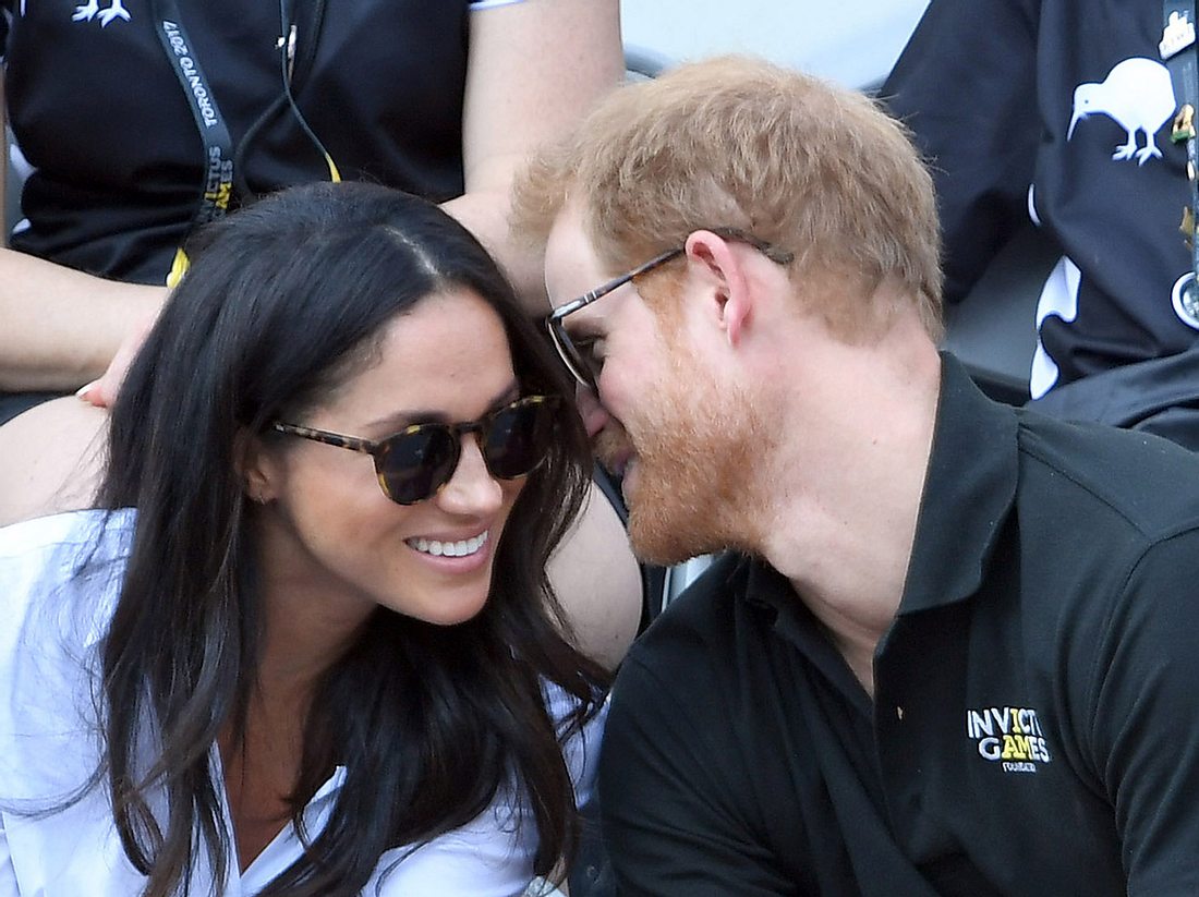 Prinz Harry und Freundin Meghan Markle zeigen ihre Liebe