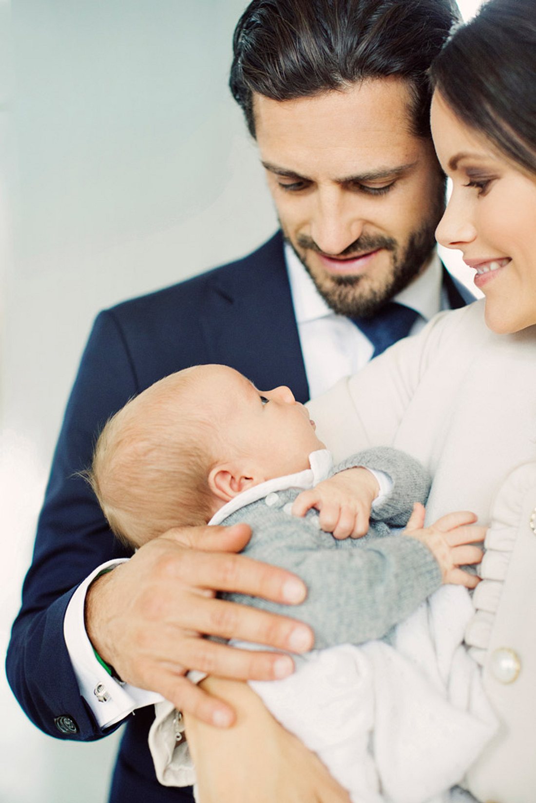 Sofia von Schweden und Carl Philip zeigen Prinz Gabriel. Sofia von Schweden und Carl Philip zeigen Prinz Gabriel.