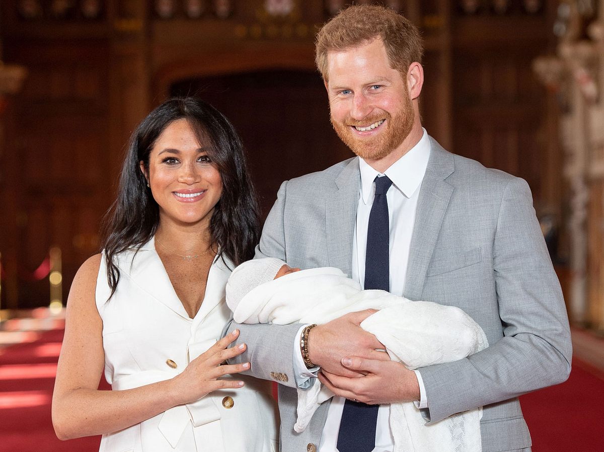 Der erste Auftritt als Familie: Prinz Harry und Herzogin Meghan zeigen ihr Baby. 