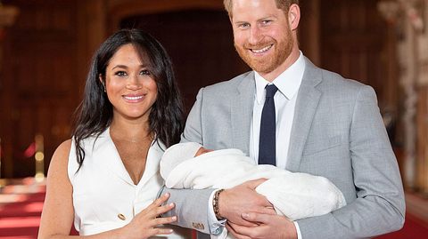 Der erste Auftritt als Familie: Prinz Harry und Herzogin Meghan zeigen ihr Baby.  - Foto:  DOMINIC LIPINSKI/AFP / Getty Images