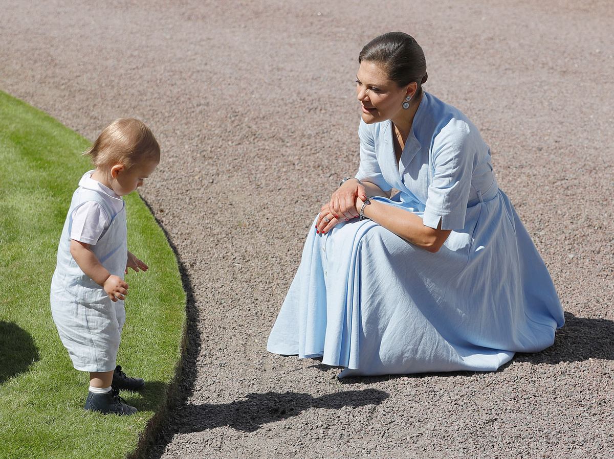 Wenn ihre Kinder die Welt entdecken, ist Mama Victoria natürlich dabei. 