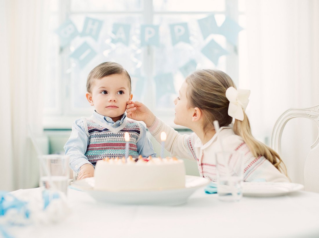 Prinzessin Estelle streichelt Prinz Oscar über die Wange. Prinzessin Estelle streichelt Prinz Oscar über die Wange.