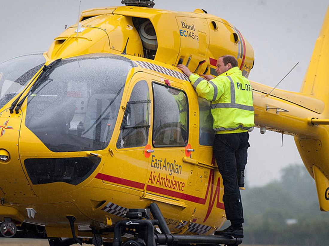 Prinz William bei seiner ersten Schicht als Hubschrauber-Kopilot bei der East Anglian Air Ambulance im Jahr 2015. Prinz William bei seiner ersten Schicht als Hubschrauber-Kopilot bei der East Anglian Air Ambulance im Jahr 2015.