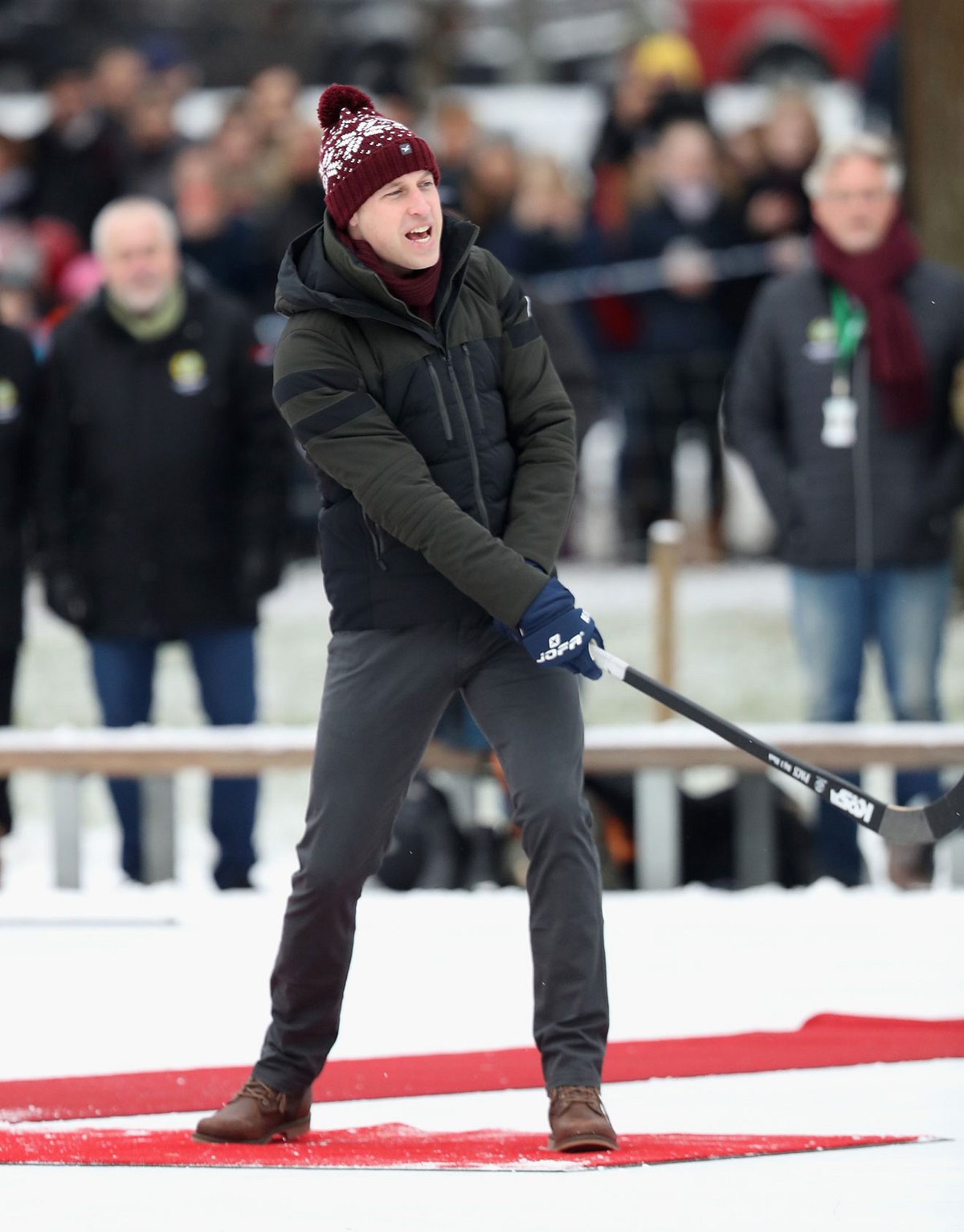 Prinz William beim Eishockey spielen in Schweden.