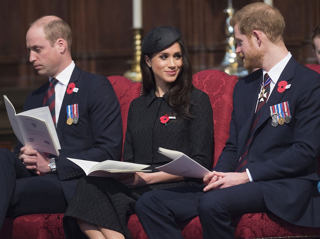 Während Prinz Harry und Meghan Markle verliebte Blicke tauschten, kämpfte Prinz
William gegen die Müdigkeit.