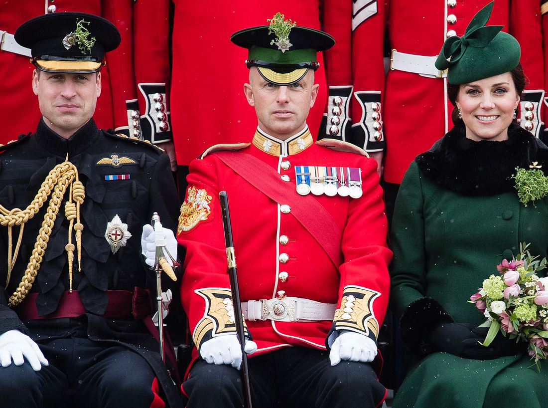 Prinz William (l.) und seine Gattin Kate (r.) posieren mit den irischen
Gardisten. Prinz William und Kate Middleton waren zu Gast bei der St. Patricks Day Parade in England.