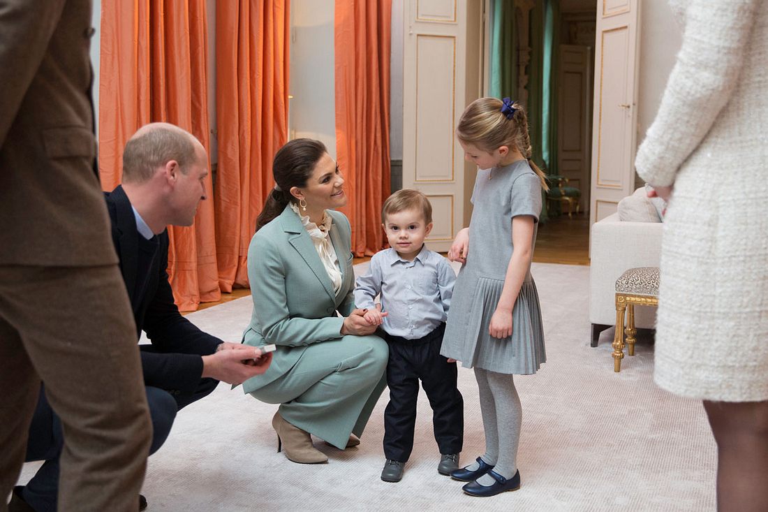Prinz William trifft auf Oscar und Estelle von Schweden. Prinz William trifft auf Oscar und Estelle von Schweden.