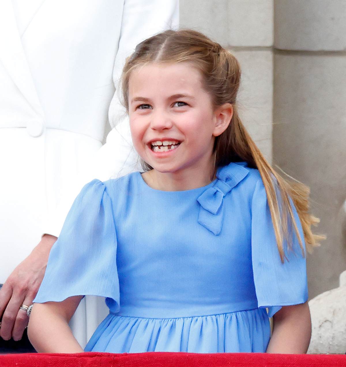 Prinzessin Charlotte auf einem Balkon des Buckingham Palace während der Trooping the Colour-Parade am 2. Juni in London.