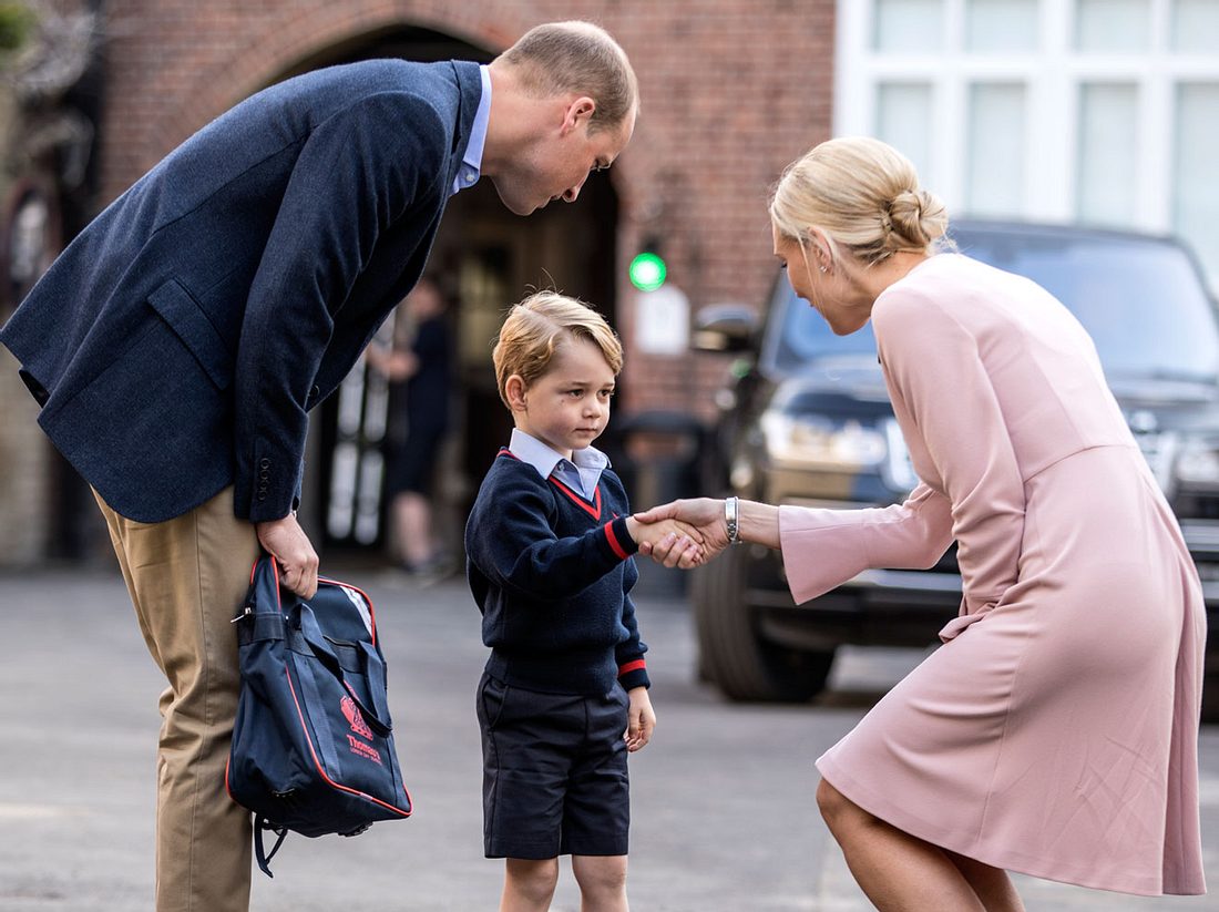 Prinz George wurde an seinem ersten Schultag von Papa William begleitet und von
der Schulleiterin Helen Haslem begrüßt. Prinz George erster Schultag.