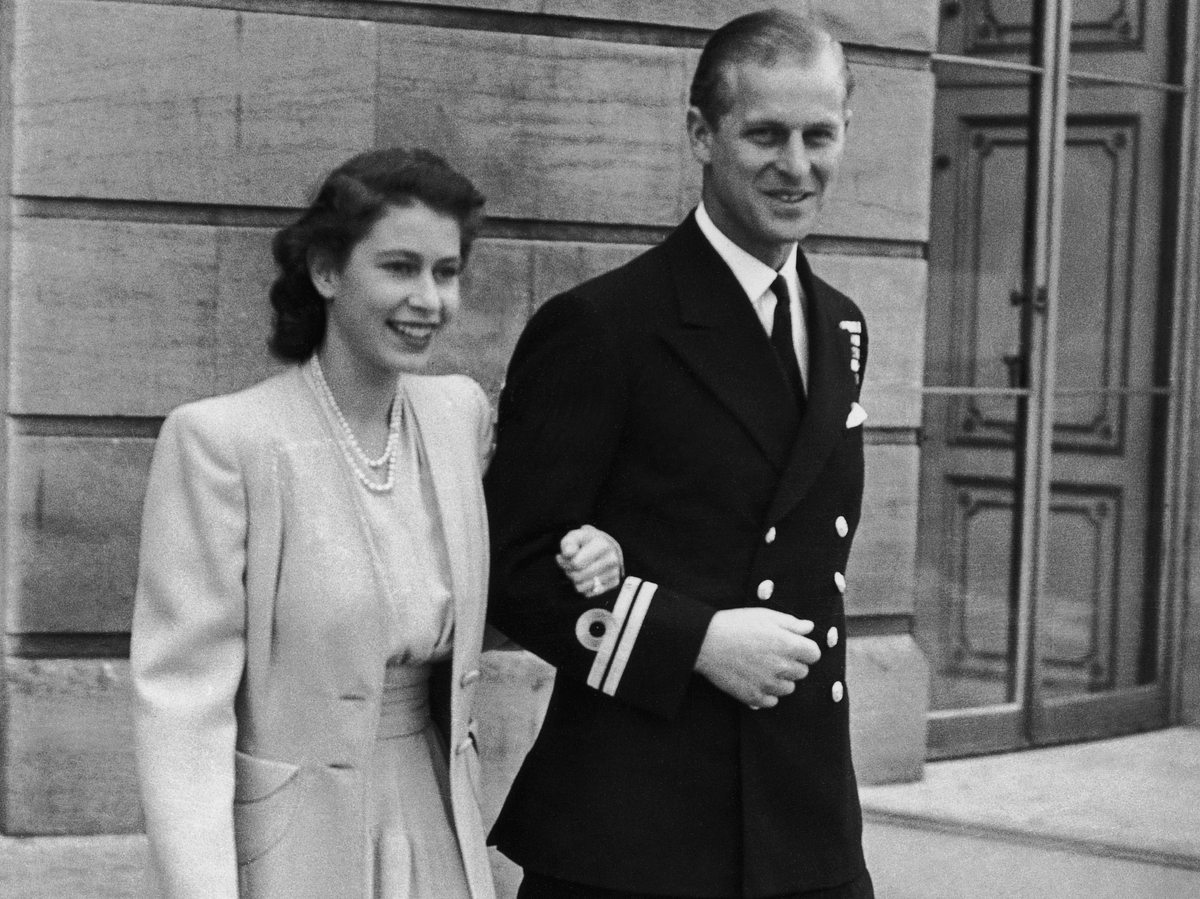 Prinzessin Elizabeth und Leutnant Philip Mountbatten am Tag ihrer Verlobung.