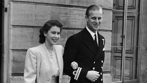 Prinzessin Elizabeth und Leutnant Philip Mountbatten am Tag ihrer Verlobung. - Foto:  Central Press /GettyImages
