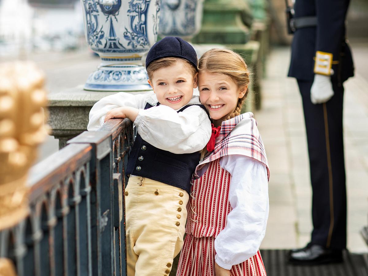 Prinzessin Estelle und ihr Bruder Prinz Oscar in schwedischer Tracht.