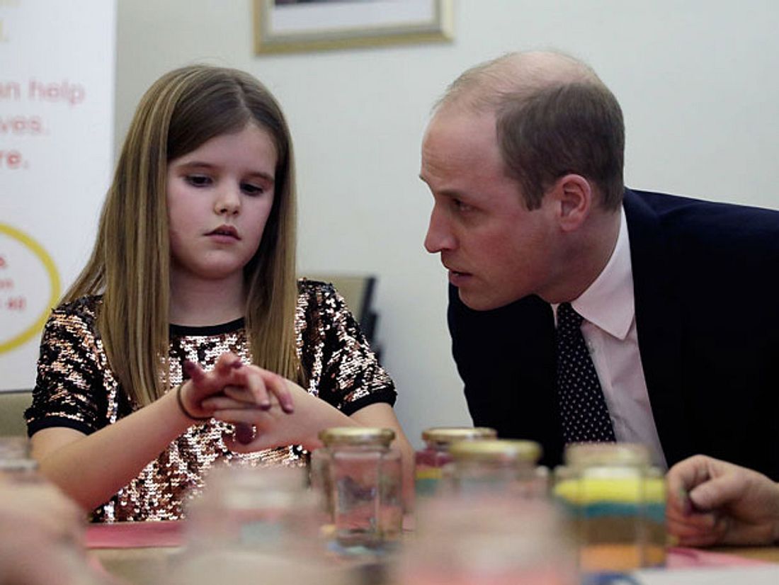 Prinz William tröstet Mädchen. 