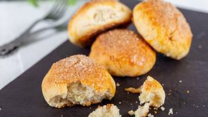 Selbst gebackenen Quarkbrötchen. - Foto: oykuozgu / iStock