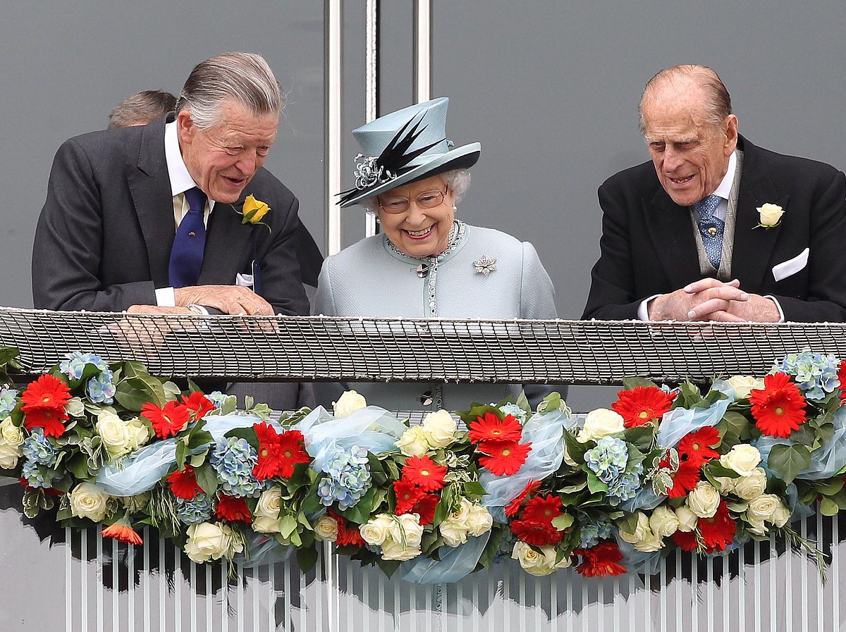 Queen Elizabeth II. (Mitte) mit Sir Michael Oswald (links) und Prinz Philip (rechts) im Jahr 2013.