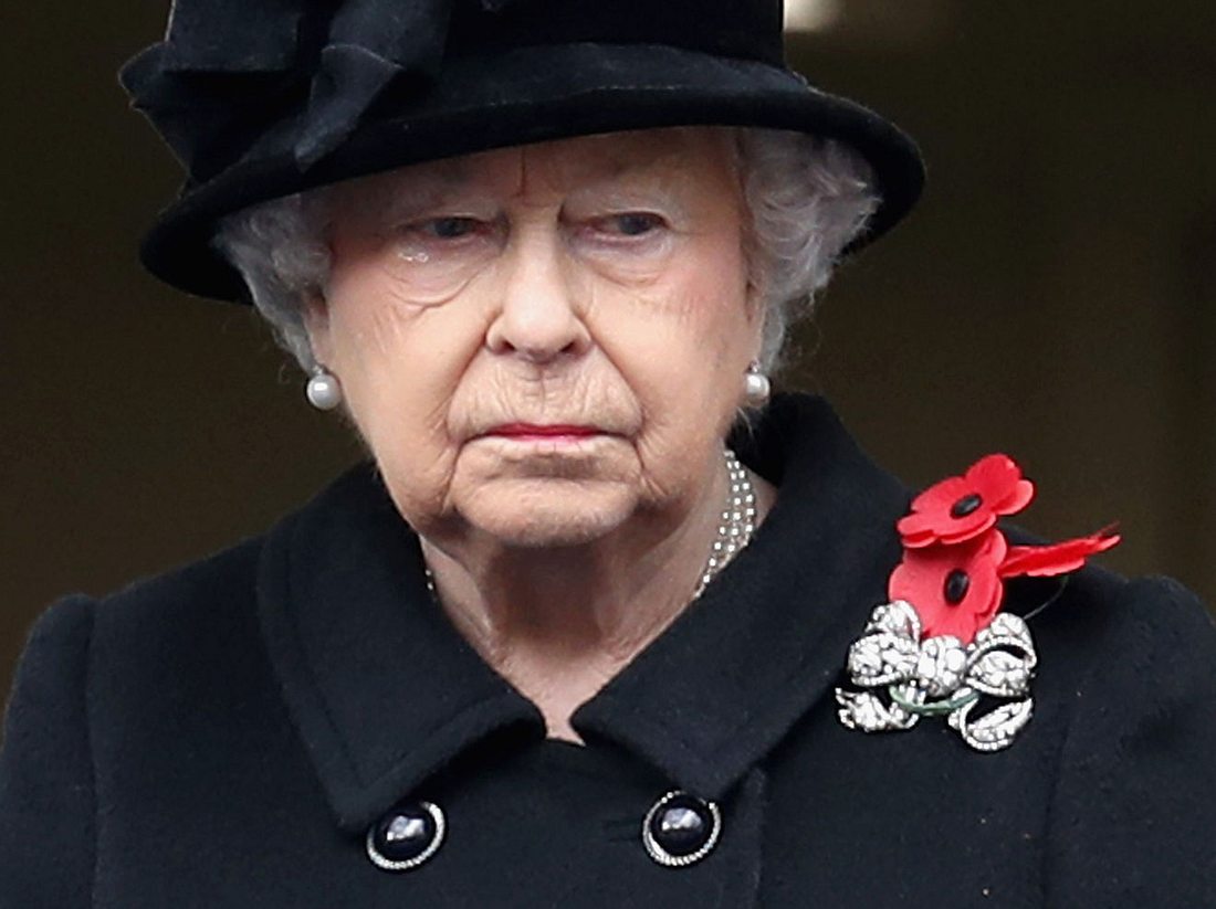 Queen Elizabeth: Eine Träne kullert ihr aus dem Auge.