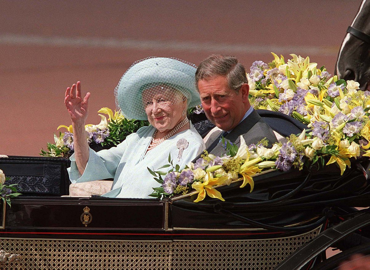 Queen Mum mit Prinz Charles in einer Kutsche.