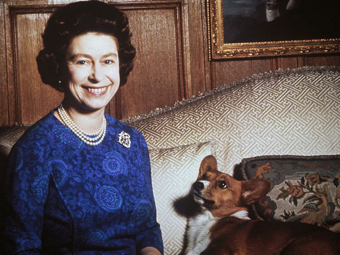 Queen Elizabeth mit einem ihrer Hunde 1970. Queen Elizabeth mit einem ihrer Hunde 1970.