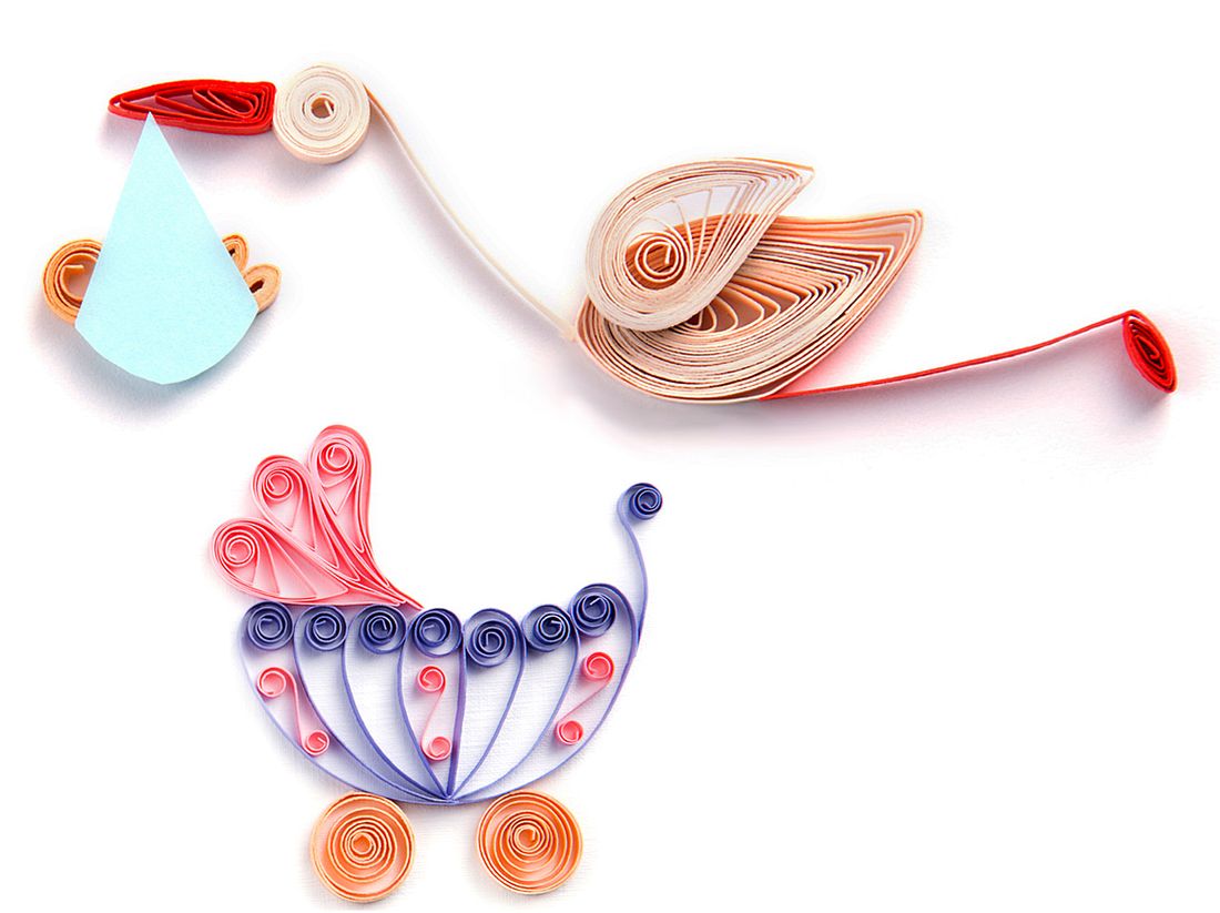 Herzlich Willkommen, kleiner Wonneproppen! Ein mit der Quilling-Technik gebastelter Storch und ein Kinderwagen.