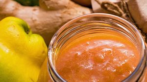 Selbst gemachte Quittenmarmelade mit Ingwer. - Foto: Yingko / iStock