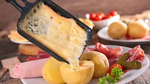 Wir zeigen Ihnen hier einige originelle Ideen und Zutaten für Ihr nächstes Raclette. - Foto: margouillatphotos / iStock