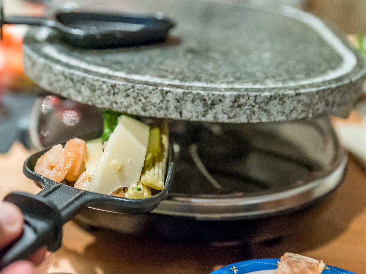 Raclette reinigen: So werden Steinplatte, Grill und Pfännchen sauber