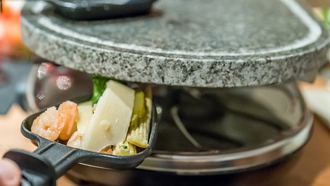 Raclette reinigen: So werden Steinplatte, Grill und Pfännchen sauber - Foto: yevtony / iStock