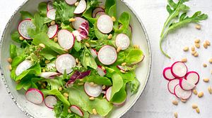 So bereiten Sie Radieschensalat zu. - Foto: Eugene03 / iStock