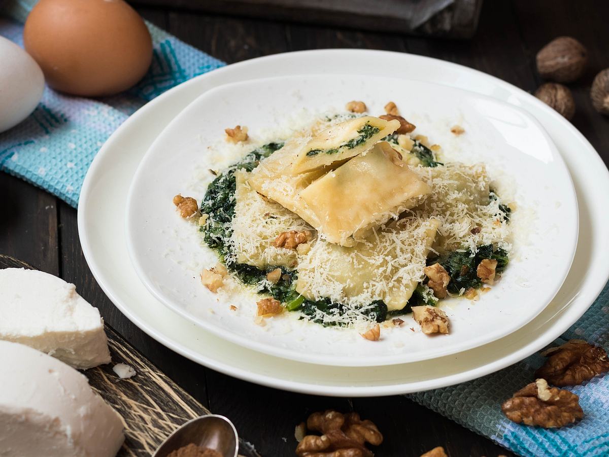 Selbstgemachte Ravioli mit Spinat-Ricotta-Füllung.