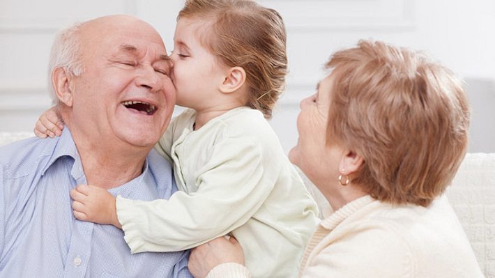 Welche Rechte haben Großeltern? - Foto: YakobchukOlena / iStock