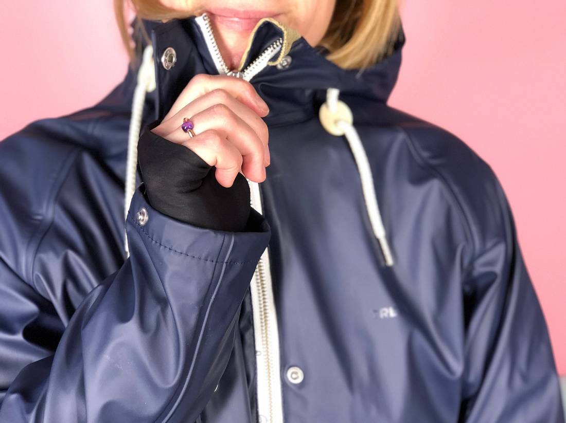 Superpraktisch: Dank des Zwei-Wege-Reissverschlusses ziehe ich meine Jacke auch
mit einer Hand zu! Das wünschen sich die Liebenswert-Redakteurinnen zu Weihnachten