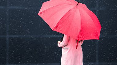 Regenschirme: Stylische Modelle für regnerische Tage - Foto: iStock/ Lunja