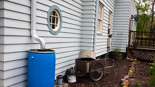 Tonne zum Regenwasser auffangen im Garten - Foto: iStock/ patty_c