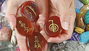 Die vier Reiki-Symbole - Foto: NikkiZalewski/iStock