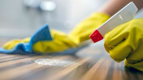 So gefährlich sind chemische Haushaltsreiniger - Foto: Ljubaphoto / iStock