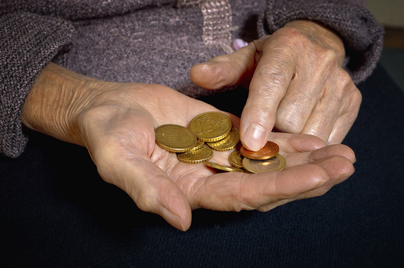 Frau zählt münzen in ihrer Hand. Frau zählt münzen in ihrer Hand.