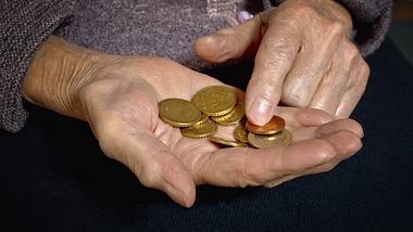 Frau zählt münzen in ihrer Hand.  - Foto: SandraMatic