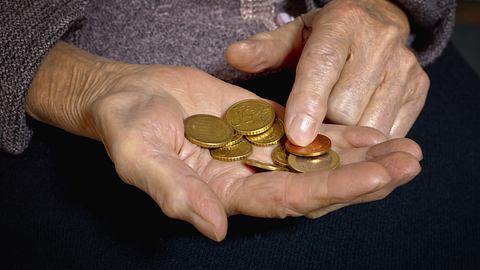 Frau zählt münzen in ihrer Hand.  - Foto: SandraMatic