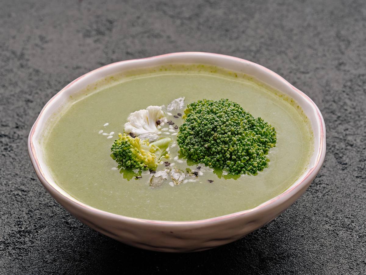 Zu unseren liebsten Rezepten mit Blumenkohl zählt diese Blumenkohl-Brokkoli-Suppe.