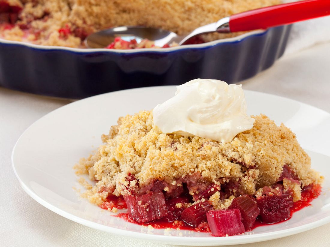 Der fruchtige Crumble lässt sich auch noch mit Himbeeren oder Erdbeeren
ergänzen. Rhabarber Crumble